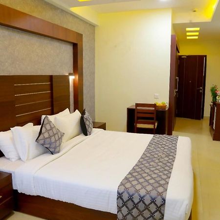 Club 99 Suites Kochi Buitenkant foto
