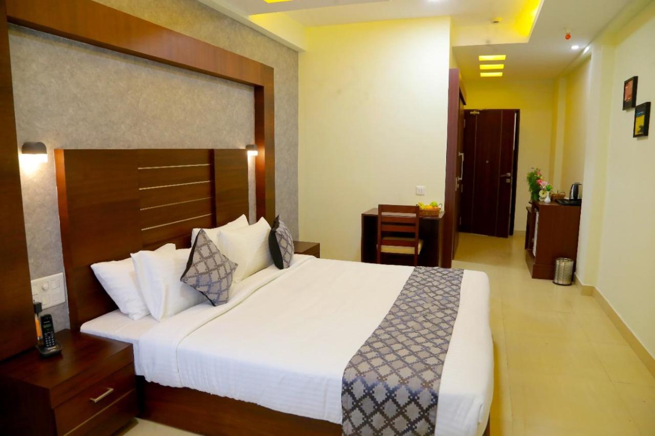 Club 99 Suites Kochi Buitenkant foto