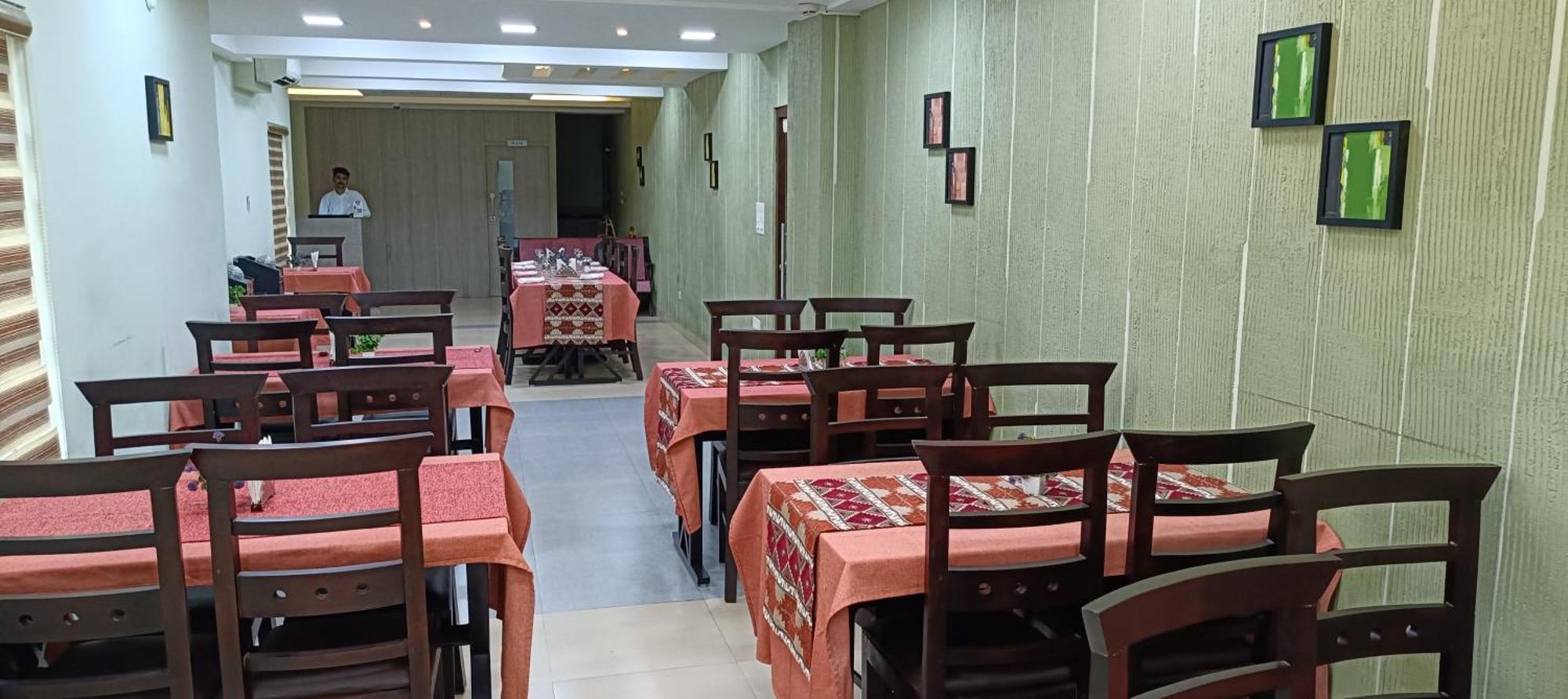 Club 99 Suites Kochi Buitenkant foto